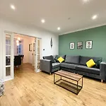 Shrivenham - Spacious Home, High Speed Wi-Fi, Free Parking, Garden