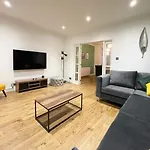 Shrivenham - Spacious Home, High Speed Wi-Fi, Free Parking, Garden