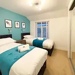 Shrivenham - Spacious Home, High Speed Wi-Fi, Free Parking, Garden