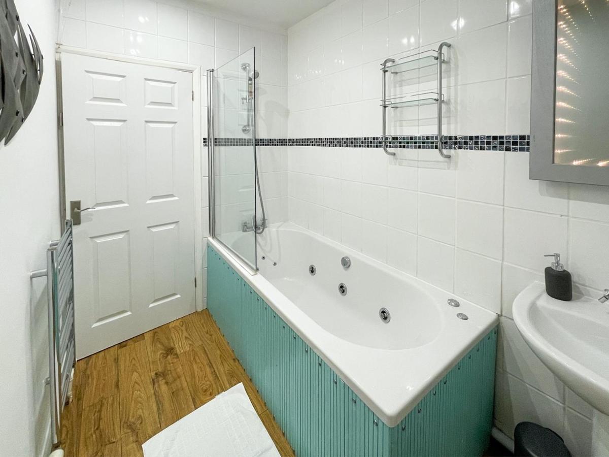 Shrivenham - Spacious Home, High Speed Wi-fi, Free Parking, Garden Apartment Swindon