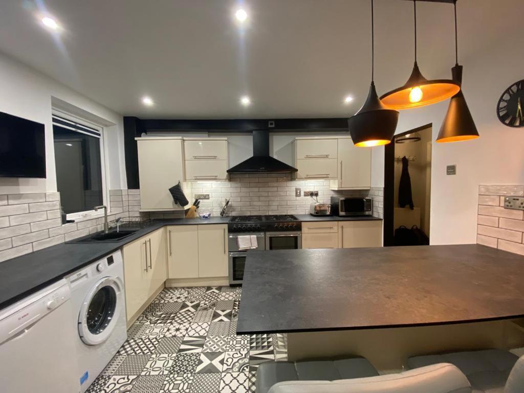 Shrivenham - Spacious Home, High Speed Wi-fi, Free Parking, Garden Apartment *