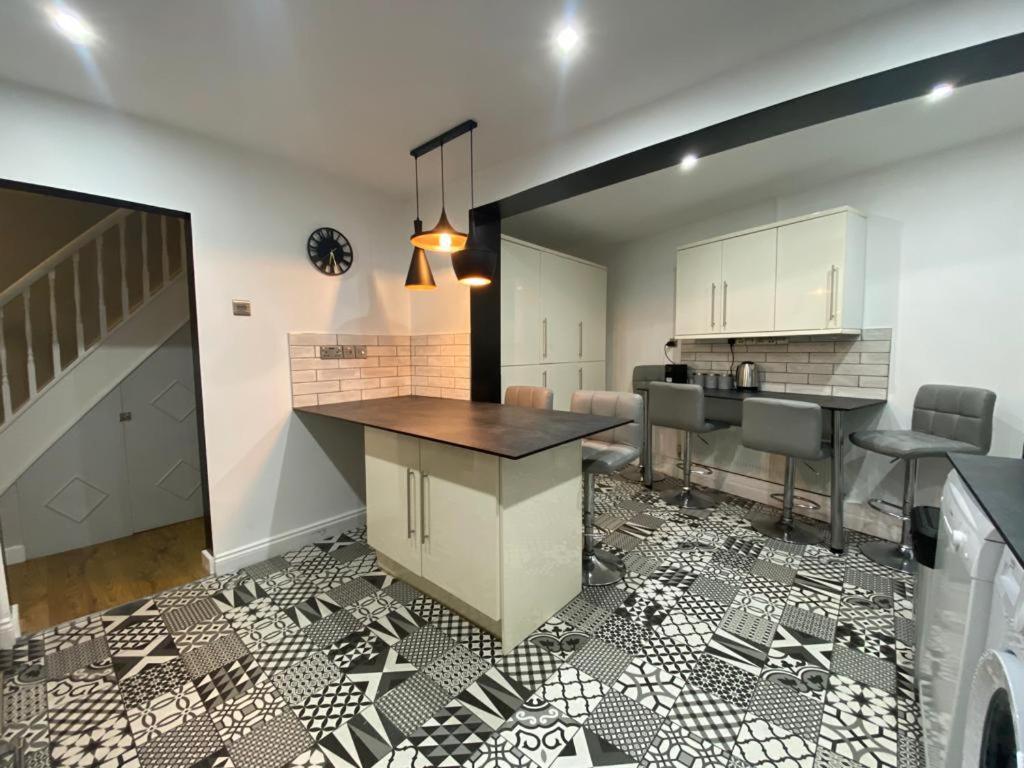 Shrivenham - Spacious Home, High Speed Wi-fi, Free Parking, Garden Swindon