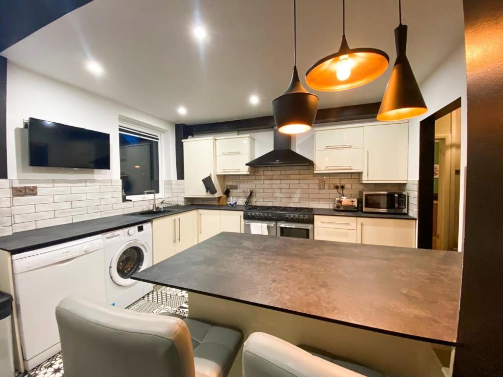 Shrivenham - Spacious Home, High Speed Wi-fi, Free Parking, Garden Apartment Swindon